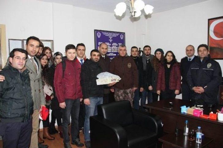 Gençlerden Polislere Anlamlı Ziyaret G2