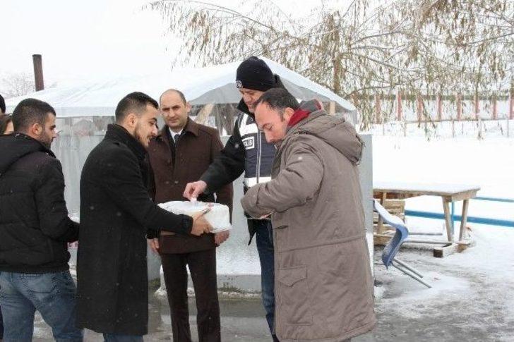 Gençlerden Polislere Anlamlı Ziyaret G4