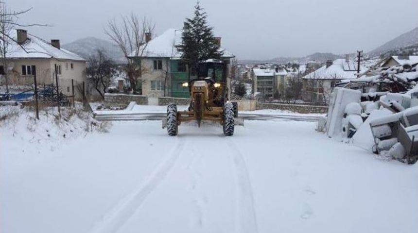 Beyşehir Ve Derebucuk&rsquo;ta Kar Yağışı Ulaşımda Aksamalara Yol A&ccedil;ıyor