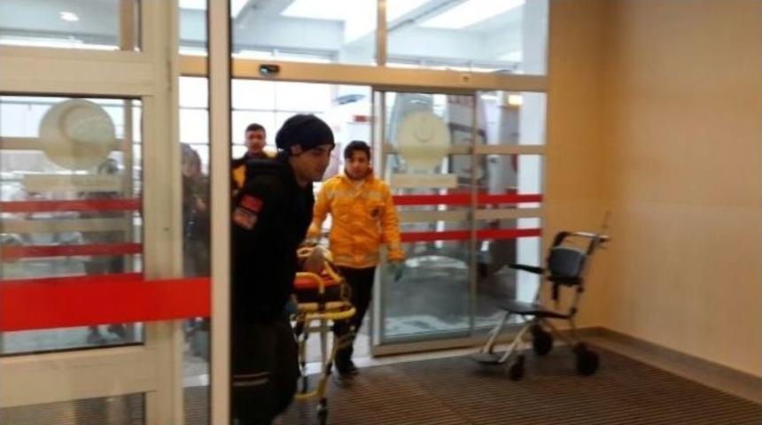 &Uuml;zerine Demir Kapı Devrilen Kadın Yaralandı