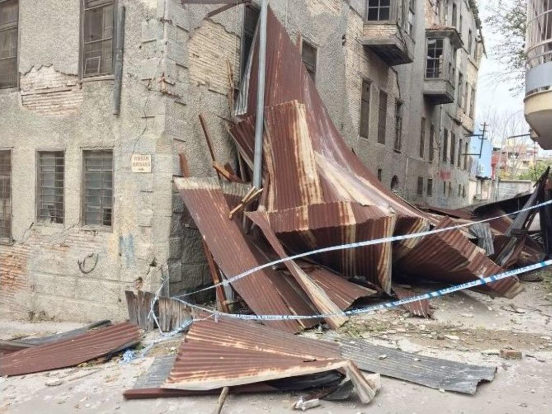 Şiddetli R&uuml;zgar, Tarihi Tepebağ Lisesi&rsquo;nin &Ccedil;atısını U&ccedil;urdu