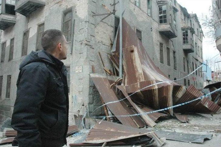 Şiddetli Rüzgar, Tarihi Tepebağ Lisesi’nin Çatısını Uçurdu G3