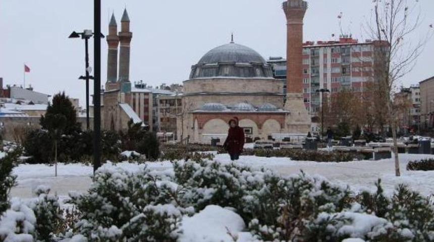 Sivas'ta 714 K&ouml;y Yolu Ulaşıma Kapandı