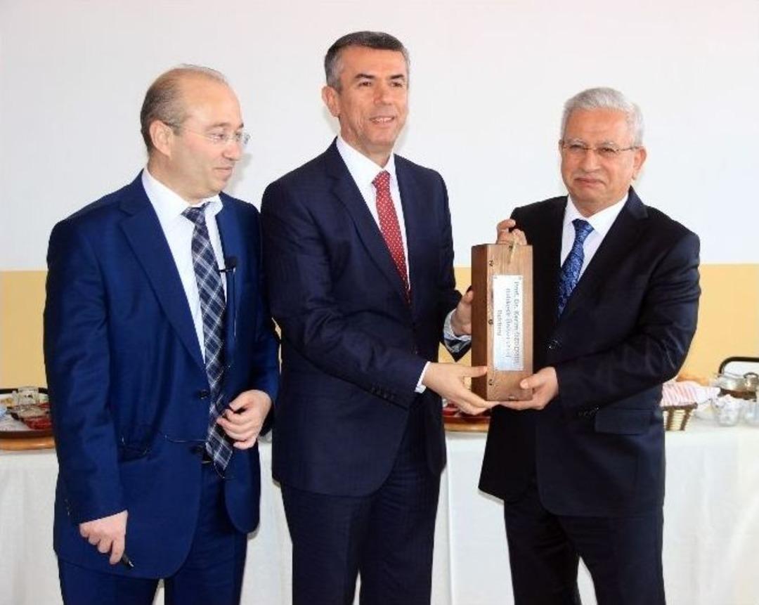 &Uuml;niversiteli Zeytinciler İlk Yağlarını &Uuml;retti