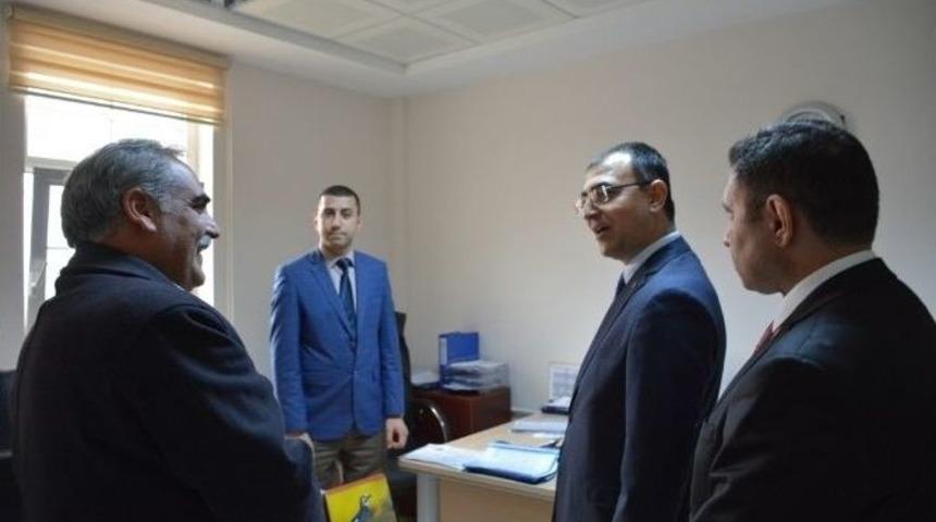 Vali Toprak H&uuml;k&uuml;met Konağını Ziyaret Etti