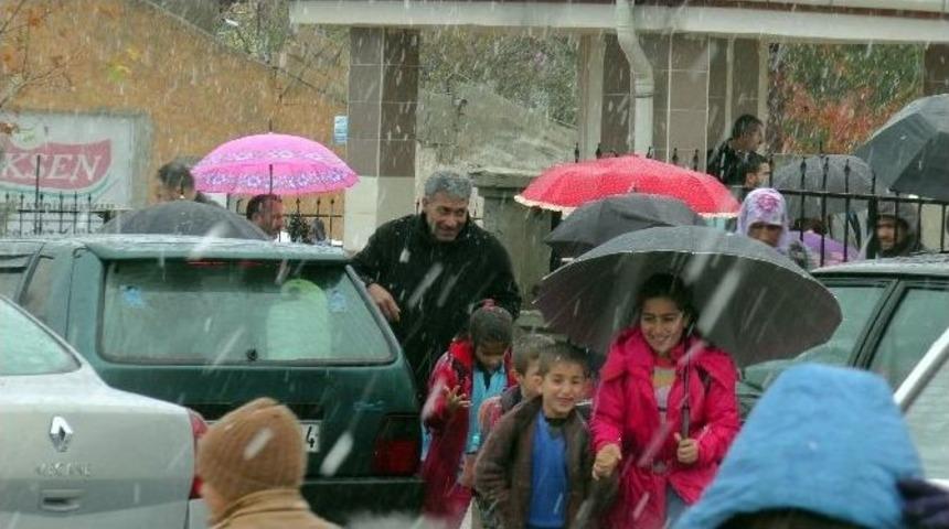 &Ouml;ğrenciler Okul &Ccedil;ıkışı Kar S&uuml;rpriziyle Karşılaştı