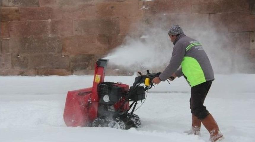İncesu Belediyesi Karla M&uuml;cadele &Ccedil;alışmalarına Başladı