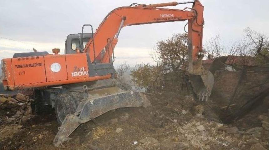 Başkan Şirin Evi Yanan Aileyi Yalnız Bırakmadı