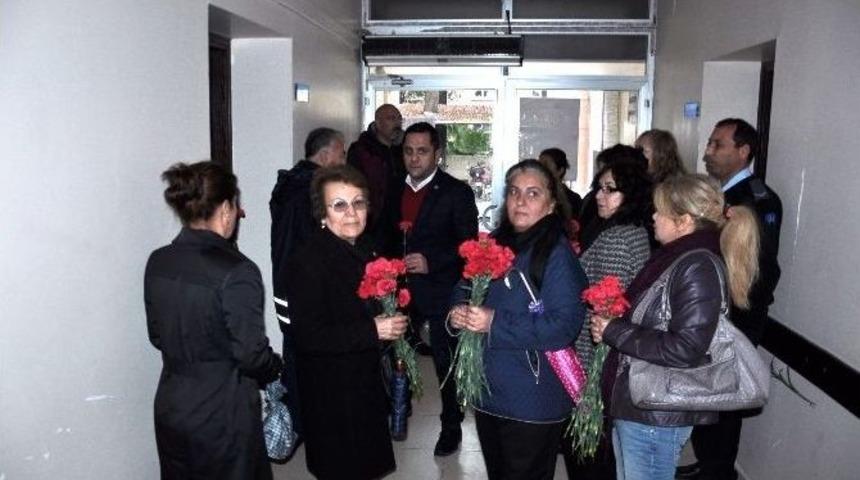 Kadirli&rsquo;de Chp Y&ouml;netimi Polislere Karanfil Vererek Başsağlığı Diledi