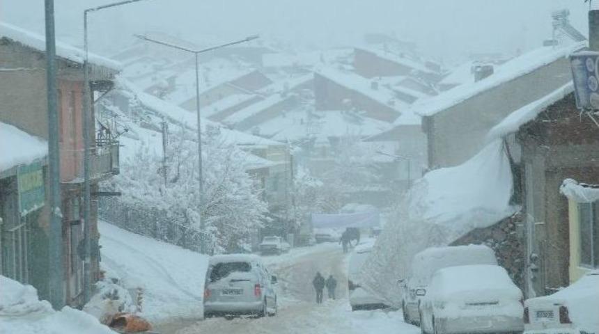 &Ccedil;elikhan&rsquo;da Kar Yağışı Hayatı Olumsuz Etkiliyor
