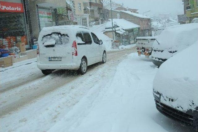 Çelikhan’da Kar Yağışı Hayatı Olumsuz Etkiliyor