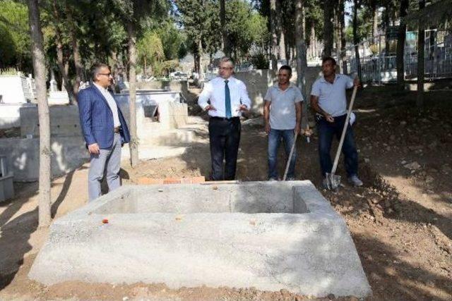 Karşıyaka'nın Kurucu Başkanı Zühtü Işıl'ın Bornovadaki Kabri Karşıyaka'ya Taşındı