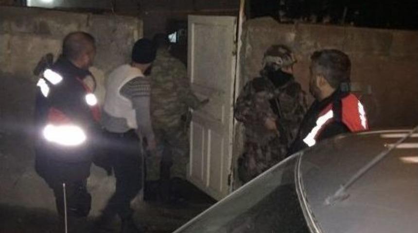 Ak&ccedil;akale&rsquo;de 16 Daeş&rsquo;li Yakalandı