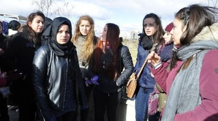 Okul Arkadaşları Gen&ccedil; Kızın &Ouml;ld&uuml;ğ&uuml; Yolu Kapatmak İstedi