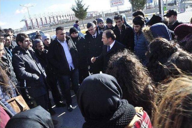 Okul Arkadaşları Genç Kızın Öldüğü Yolu Kapatmak İstedi