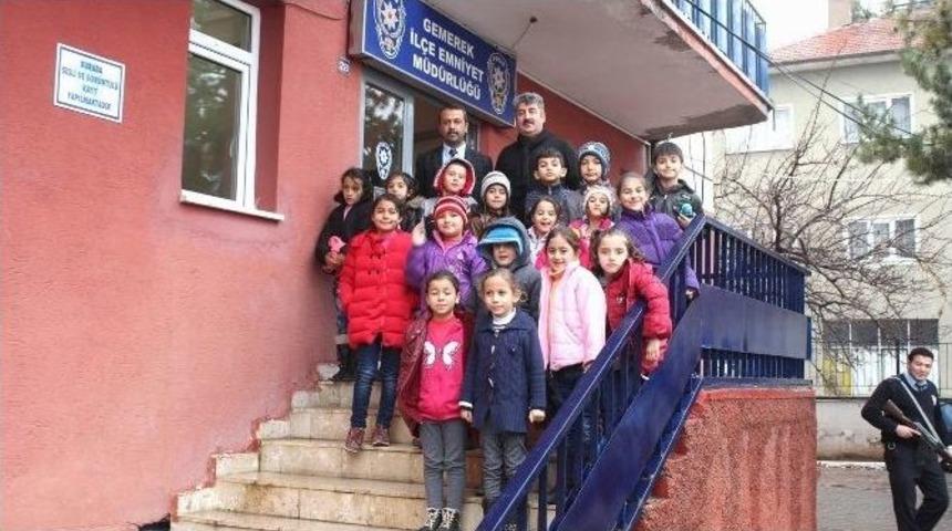 8 Yaşındaki Sinem N&ouml;bet Tutan Polise Har&ccedil;lıklarıyla Bere Aldı