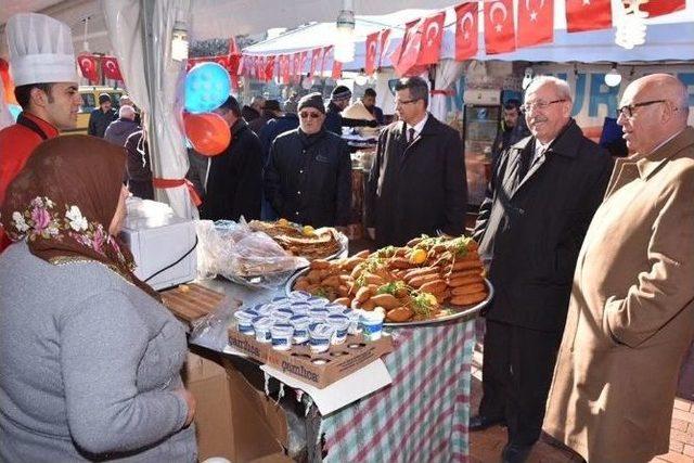 Albayrak Ve Eşkinat Yöresel Ürün Stantlarını Gezdi