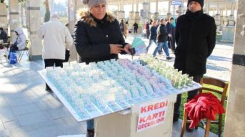 Satıcının Y&uuml;z&uuml;ne Duman &Uuml;fleyip, Milli Piyango Biletlerini &Ccedil;aldı