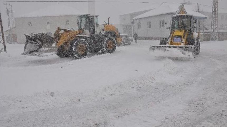 Y&uuml;ksekova&rsquo;da Kar Temizleme &Ccedil;alışması