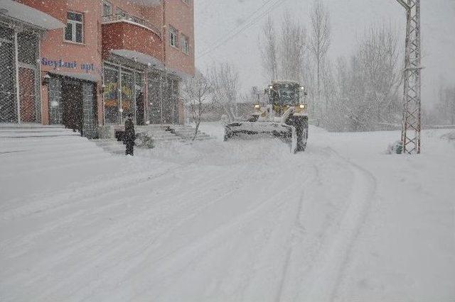 Yüksekova’da Kar Temizleme Çalışması