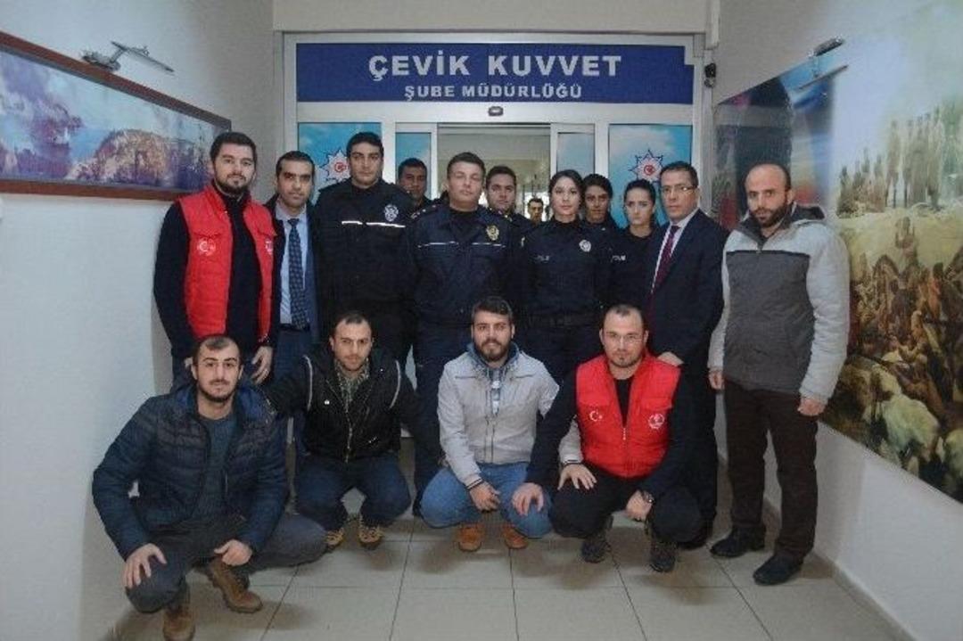 T&uuml;rk Gen&ccedil;liği Polisinin Yanında
