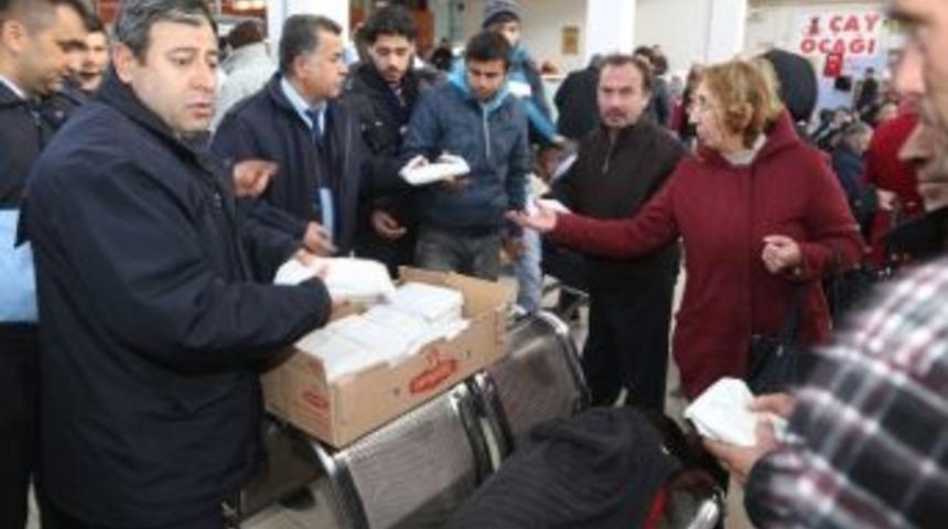 Karaman Belediyesi, Otogarda Bekleyen Yolculara Sıcak &Ccedil;orba Dağıttı