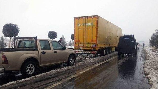 Etkili Kar Yağışı Beraberinde Kazaları Da Getirdi