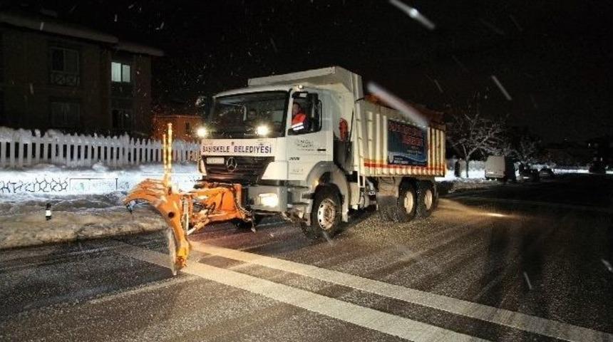 Başiskele&rsquo;de Karla M&uuml;cadele Başladı