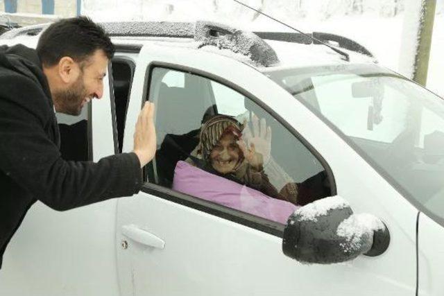 Diyaliz Hastası Yaşlı Kadın Yol Açılarak Hastaneye Götürüldü