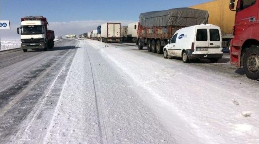 Ereğli&rsquo;de S&uuml;r&uuml;c&uuml;ler Kar Nedeniyle Yollarda Mahsur Kaldı