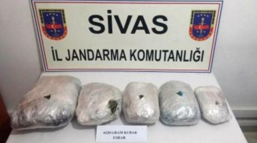 Yolcu Treninde Esrar Ele Ge&ccedil;irildi