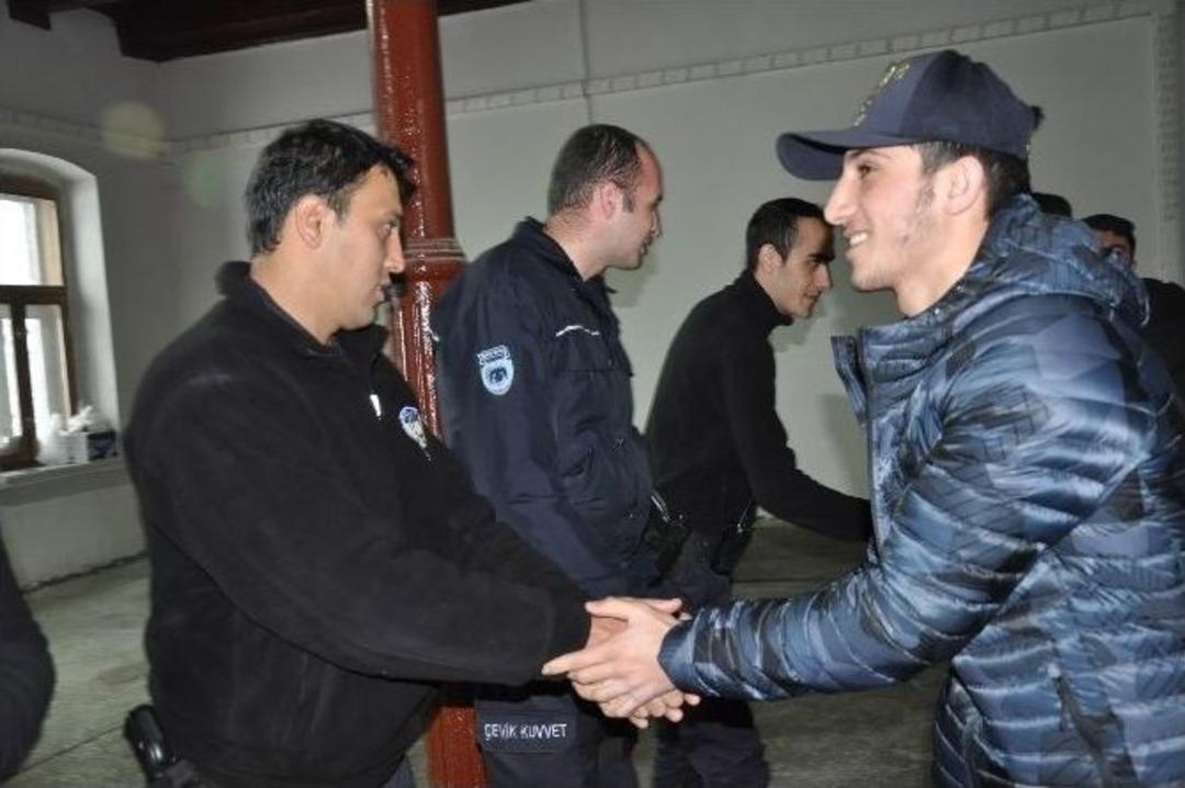 D&uuml;nya Şampiyonu Milli Boks&ouml;rden &Ccedil;evik Kuvvete Anlamlı Ziyaret