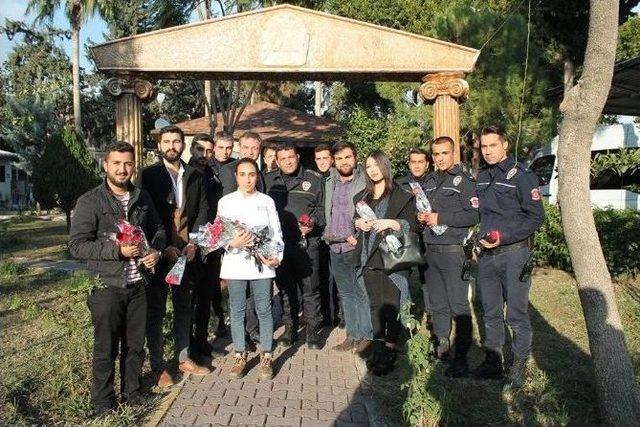 Toros Üniversitesi Öğrencilerinden Çevik Kuvvete 44 Karanfil