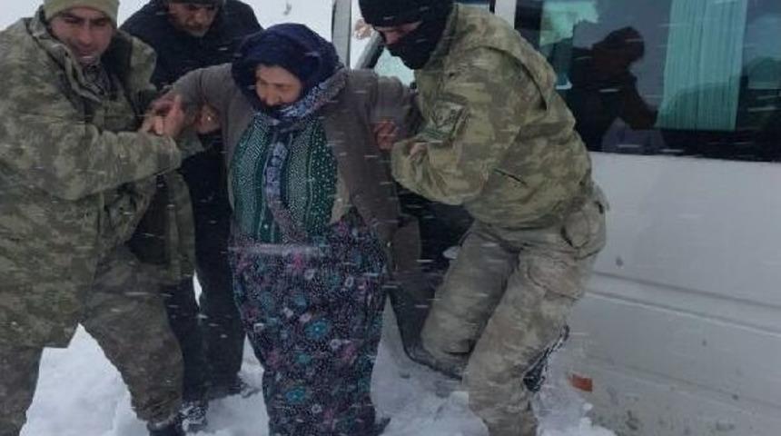 Yolda Mahsur Kalan 7 Kişiyi Jandarma Kurtardı