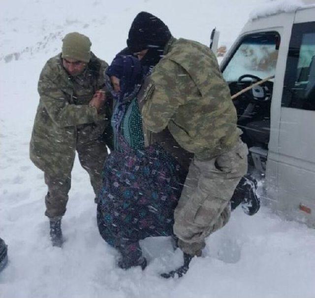 Yolda Mahsur Kalan 7 Kişiyi Jandarma Kurtardı