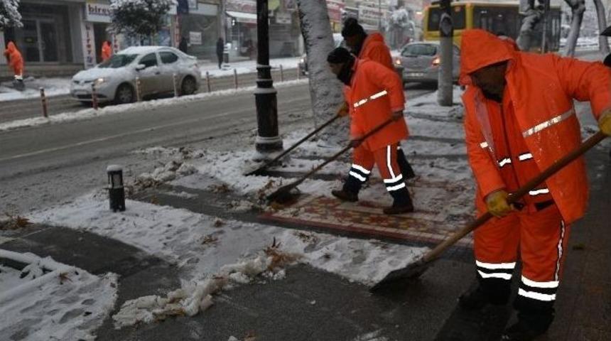Battalgazi Belediyesi Karla M&uuml;cadele &Ccedil;alışmalarını Aralıksız S&uuml;rd&uuml;r&uuml;yor
