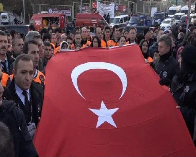 Sanat&ccedil;ılar Şehitler Tepesi ne Karanfil Bırakarak Dua Etti 1