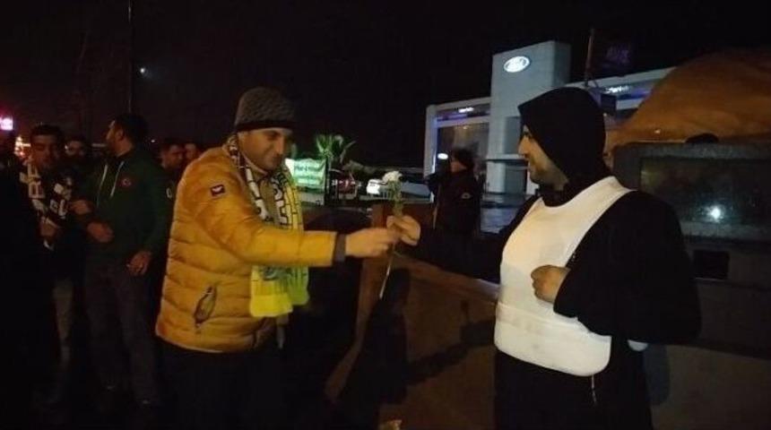 Taraftarlardan Polislere Karanfil