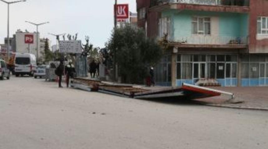 Reklam Panosu R&uuml;zgarın Etkisiyle 2 &Ouml;ğrencinin &Uuml;zerine D&uuml;şt&uuml;