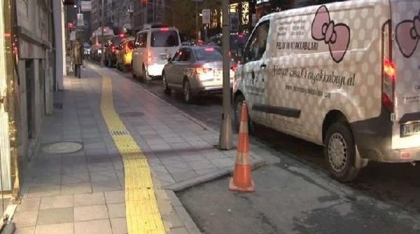 Parasını Isteyen Kişiyi  Sokak Ortasında Yaktı