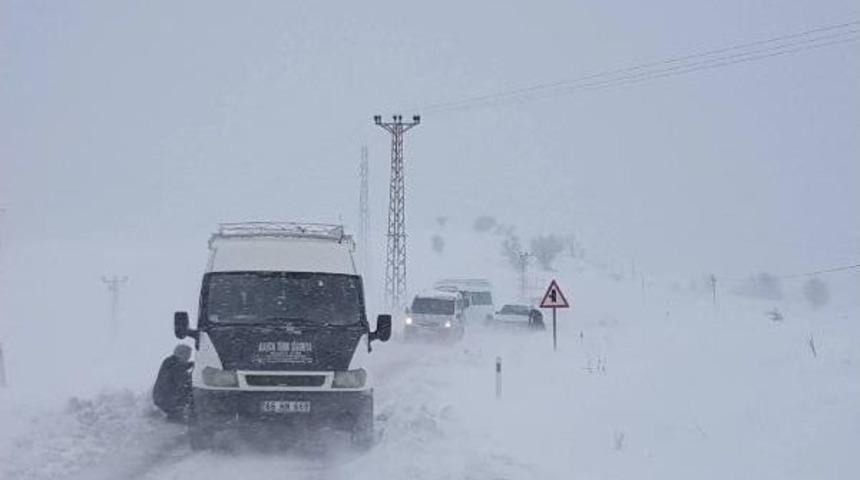 Sincik'te Karda Mahsur Kalan Araçlar Kurtarıldı