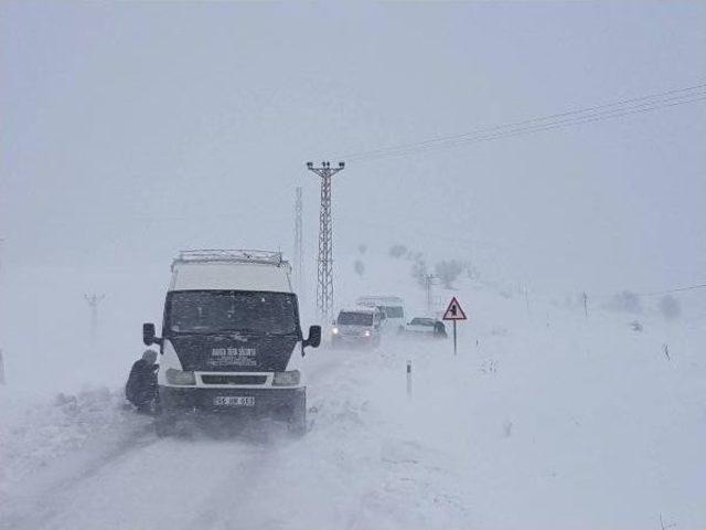 Sincik'te Karda Mahsur Kalan Araçlar Kurtarıldı