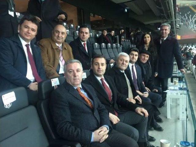 Chp'li Vekiller, Fikret Orman Ve Fatih Terim Ile Birlikte Maçı Izledi.