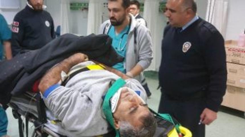 Buzda Kayan Kamyon Tıra &Ccedil;arptı: 1 Yaralı