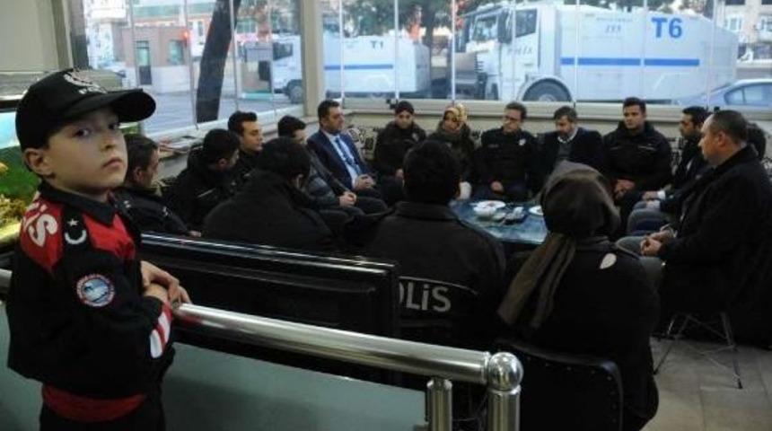 &Ccedil;evik Kuvvet M&uuml;d&uuml;rl&uuml;ğ&uuml;&rsquo;N&uuml; Ziyaret Edip, Polislere Baklava Ikram Ettiler