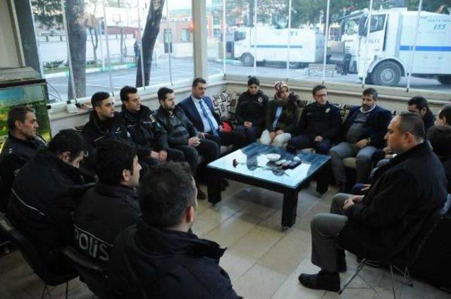 Çevik Kuvvet Müdürlüğü’Nü Ziyaret Edip, Polislere Baklava Ikram Ettiler