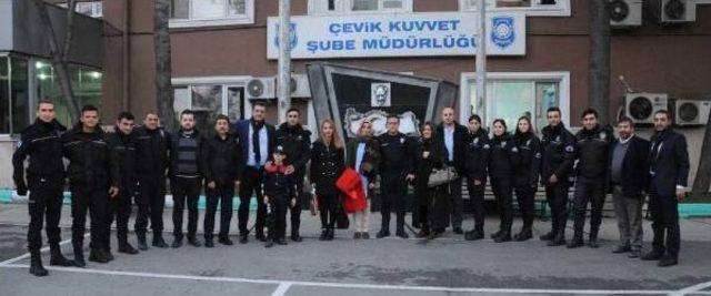 Çevik Kuvvet Müdürlüğü’Nü Ziyaret Edip, Polislere Baklava Ikram Ettiler