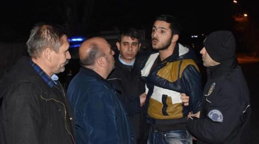 Polise &Ccedil;arpıp Ka&ccedil;an Otomobil, Lastiklerine Ateş A&ccedil;ılarak Durduruldu
