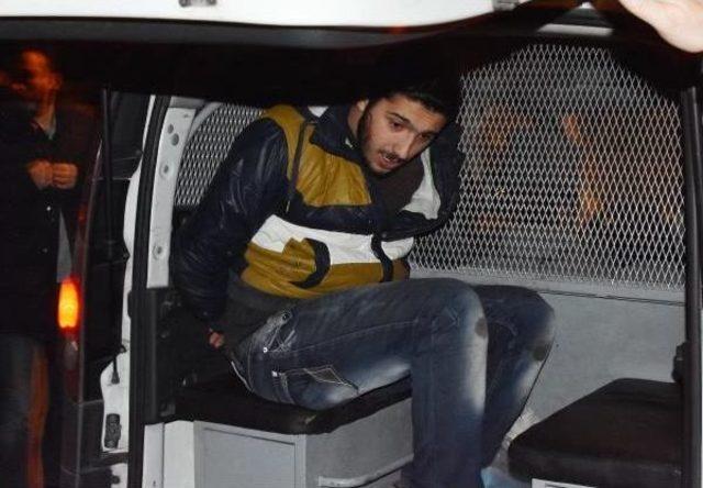 Polise Çarpıp Kaçan Otomobil, Lastiklerine Ateş Açılarak Durduruldu