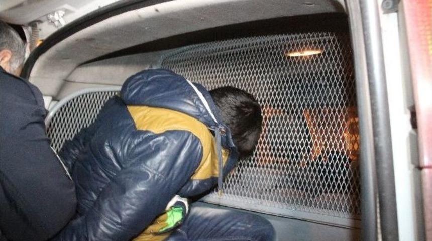 Dur İhtarına Uymayarak Polise &Ccedil;arpan Otomobil Lastiklerine Ateş A&ccedil;ılarak Durduruldu